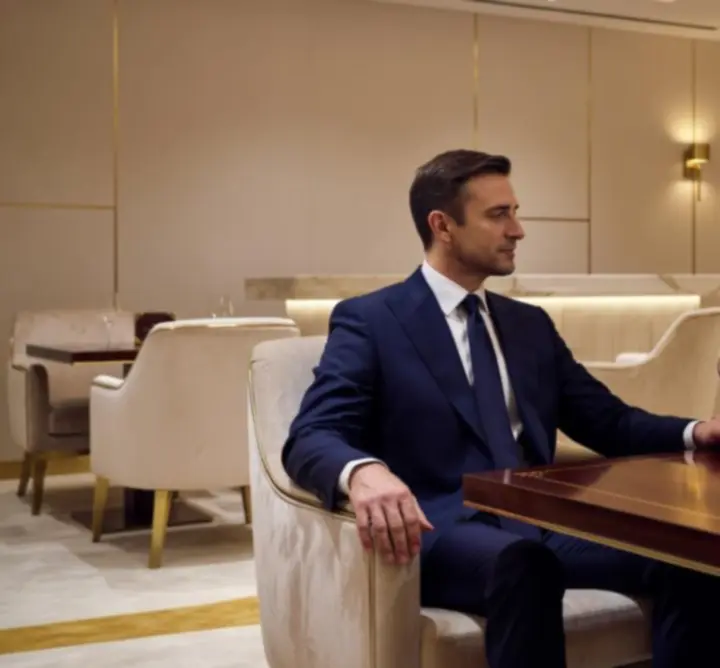 VIP vendég privát asztalnál exkluzív kiszolgálással a lounge-ban